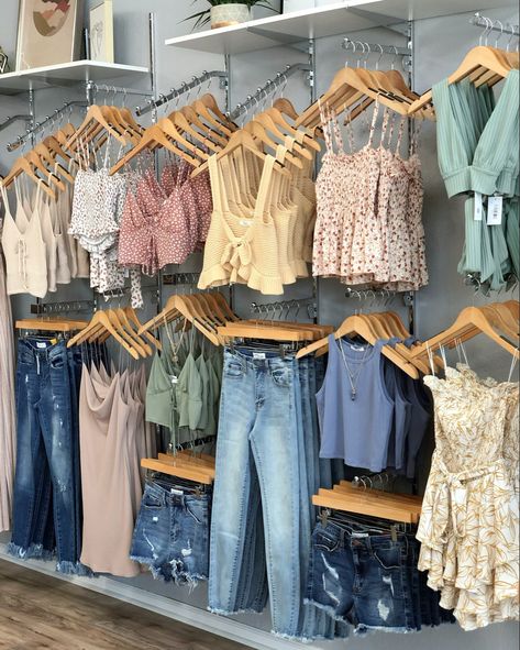 Boutique display Butic Decoration, Boutique Displays Clothing, Display Clothing Ideas, Clothing Shop Ideas Boutiques, Western Boutique Interior Design, Clothes Magazine Design, Clothe Store Ideas, Small Boutique Layout Ideas, Womens Boutique Decor