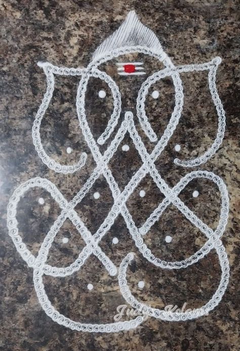 Ganesha Kolam, Pattern Design Drawing, Kambi Kolam, Easy Rangoli Designs Videos, Pulli Kolam, Very Easy Rangoli Designs, Rangoli Designs Photos, Rangoli Side Designs, Simple Flower Design