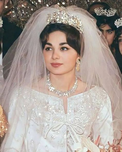 Farah Pahlavi Dresses, Farah Pahlavi Wedding, Queen Of Iran, Empress Farah, Asian Wedding Dress Pakistani, Persian Women, Farah Diba, The Shah Of Iran, Persian Architecture