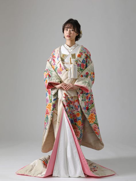 Royal Kimono Japan, Japanese Dresses Traditional, Japanese Royal Kimono, Japanese Princess Kimono, Modern Yukata, Japanese Dress Traditional, Royal Kimono, Kimono Outfit Japanese, Ancient Japanese Clothing