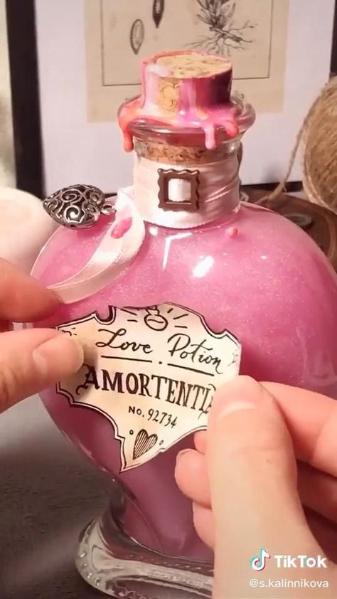 Harry Potter Room Pink, Hogwarts Room Decor Diy, Diy Perfume Bottles Ideas, Magic Potions Aesthetic, Weird Diy Projects, Creative Ideas Aesthetic, Diy Witchy Decor Bedroom, Clay Potion Bottles, Harry Potter Creative Ideas