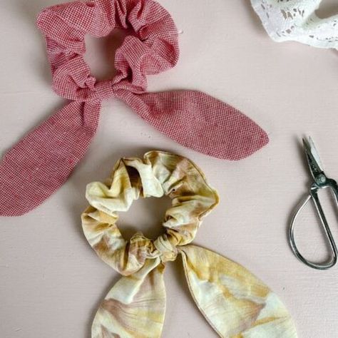 Hand Sewn Scrunchie, Diy Hair Scrunchies, Beginner Sewing, Homemade Christmas Gifts, Diy Hair Accessories, Sewing For Beginners, Diy Hair, Homemade Christmas, Scrunchie Hairstyles