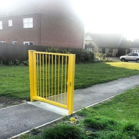 This completely secure gate. | The 31 Most Pointless Things Of All Time Construction Fails, I Have A Boyfriend, You Had One Job, Design Fails, Leyte, Crazy Stuff, Just Give Up, One Job, Shrek