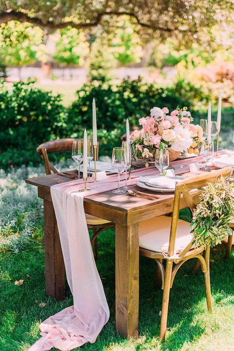 Pink Party Tables, Farm Table Wedding, Wedding Table Pink, Table Rose, Wedding Reception Table Decorations, Reception Table Decorations, Tafel Decor, Country Garden Weddings, Table Runners Wedding