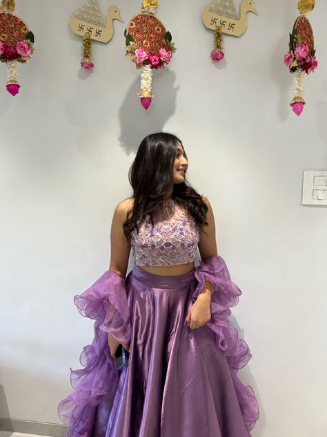 Lehenga With Collar Blouse, Choli For Marriage Function, Poses In Western Gown, Photo Poses For Traditional Wear, Organza Lehenga For Women, Photo Poses With Lehenga, Purple Colour Dress Design, Crop Top Lehenga Wedding Indian Fashion, Satin Lehenga Designs