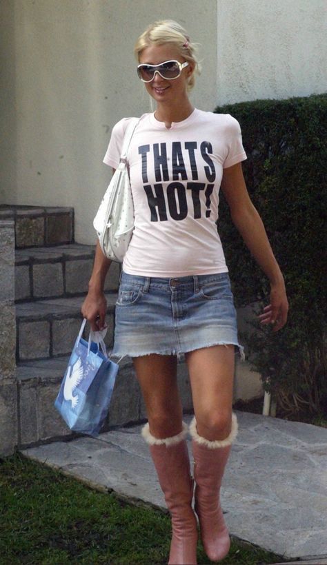 Paris Hilton Outfits, Paris Hilton 2000s, Literal Legend, Paris And Nicole, Slogan Tee, Cooler Look, Paris Hilton, 2000s Fashion, Celebrity Pictures