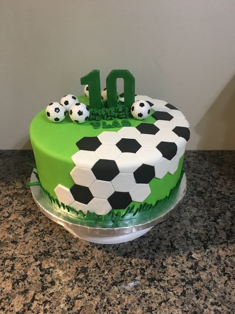 Football Cake Design, Football Themed Cakes, Soccer Birthday Cakes, Football Birthday Cake, 7th Birthday Cakes, Soccer Cake, Soccer Birthday Parties, Sport Cakes, Cake Decorating With Fondant