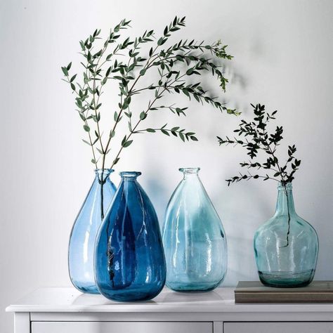 Style Toscan, Glass Vase Decor, Pantone 2020, Vase Deco, Blue Home Decor, Vintage Bottles, Decoration Inspiration, Blue Vase, Floral Display