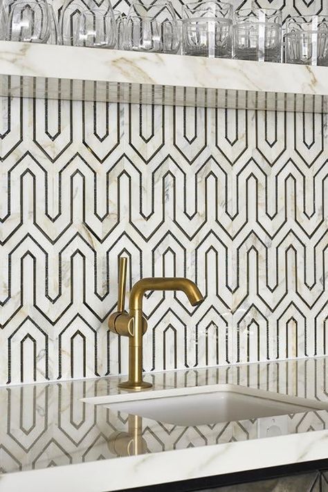 Geometric Backsplash, Gold Faucet, Pattern Interior, Kitchen Design Color, Kitchen Backsplash Designs, Classic Kitchen, Tile Inspiration, Kitchen Marble, Kitchen Tiles Backsplash