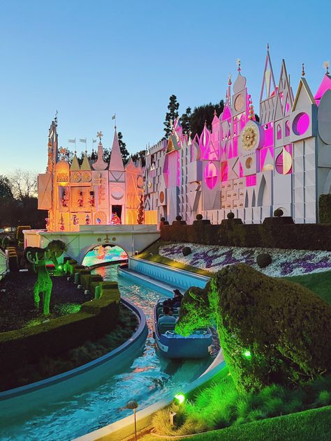 Fantasy Land Disneyland, Disneyland Trip Aesthetic, Disneyland Aesthetic California, Disneyland California Aesthetic, Disneyland California Rides, Disney Parks Aesthetic, Retro Disney World, Disneyland America, Adventureland Disneyland