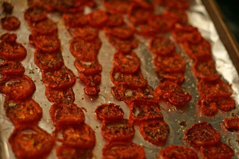 Slow-Roasted Plum Tomatoes - Sarah's Cucina Bella Dehydrated Tomatoes, Savory Apps, Heirloom Tomatoes Varieties, Raw Snacks, Marinated Vegetables, Marinated Tomatoes, Roasted Tomato Sauce, Dried Peppers, Food Dehydrator