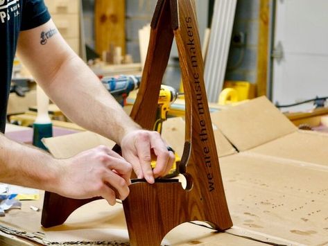 How To Build A DIY Guitar Stand / Rack (Free Template!) Guitar Stand Ideas, Diy Guitar Stand, Wood Guitar Stand, Wooden Guitar Stand, Guitar Storage, Flush Trim Router Bit, Guitar Display, Wooden Guitar, Guitars Acoustic