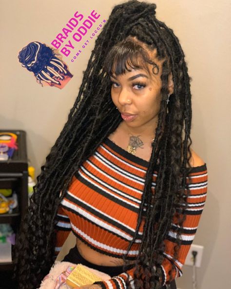 Specializing In ALL Faux locs on Instagram: “@summerwalker vibes 🥰🤩 ✅I Will be in Atlanta✅ 📌FEBRUARY 20-23📌 ‼️ Hair Included with EVERY STYLE‼️ ‼️‼️$25 Deposit To Book‼️‼️ 🧚🏾‍♀️🧚🏾‍♀️…” Faux Locs Bangs, Faux Locs With Bangs, Colored Faux Locs, Faux Locs Colored, Healthy Locs, Chinese Bangs, Locks Hair, Hairstyles Color, Faux Locs Hairstyles