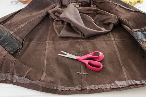 How to Turn a Suede Jacket Into a Crossbody Bag | eHow Upcycled Leather Jacket, Diy Leather Tote, Diy Tote Bag Tutorial, Leather Handbags Diy, Leather Bag Tutorial, Leather Working Patterns, Suede Tote Bag, Diy Jacket, Suede Pants