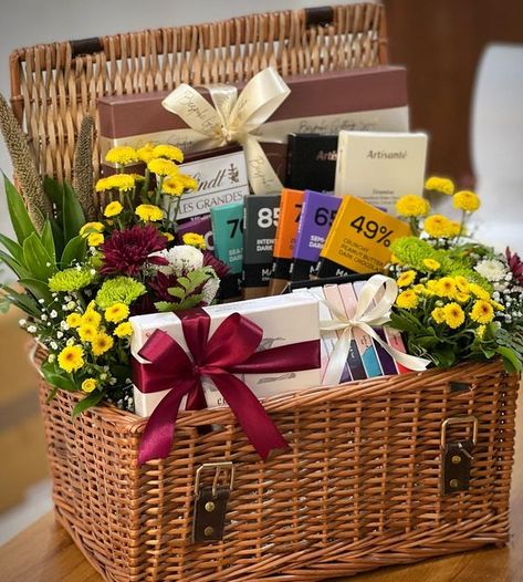 Big Hampers Ideas, Chocolate Hamper Basket, Bespoke Gifting, Diwali Photoshoot, Diwali Hampers, Hampers For Men, Welcome Basket, Girly Christmas Gifts, Big Chocolate