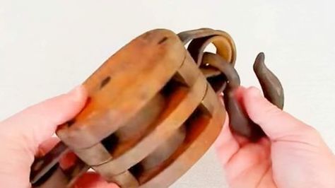 She Takes A Wooden Barn Pulley And What She Does With It Is Remarkable. Watch! | DIY Joy Projects and Crafts Ideas What To Do With Old Pulleys, Wooden Pulley Ideas, Antique Pulley Ideas, Old Pulley Ideas Decor, Pulley Light Fixture, Pulley Decor, Loft Doors, Old Door Decor, Pulley Lamps