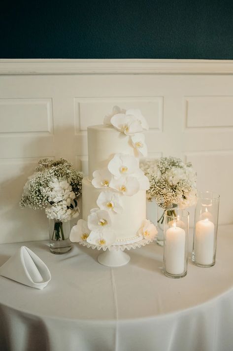 White Orchid Wedding Decor, Orchid Decoration Wedding, Orchid Wedding Flowers, Wedding Cake Table Ideas, Bridal Vibes, Orchid Wedding Cake, Orchid Cake, Wedding Extras, Sweetheart Table Wedding