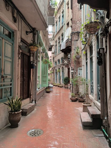 Walled City Lahore, Old Lahore, Pakistani Architecture, Pakistan Home, Pakistan Culture, Pakistani Culture, Monsoon Season, Arch Architecture, Honeymoon Locations