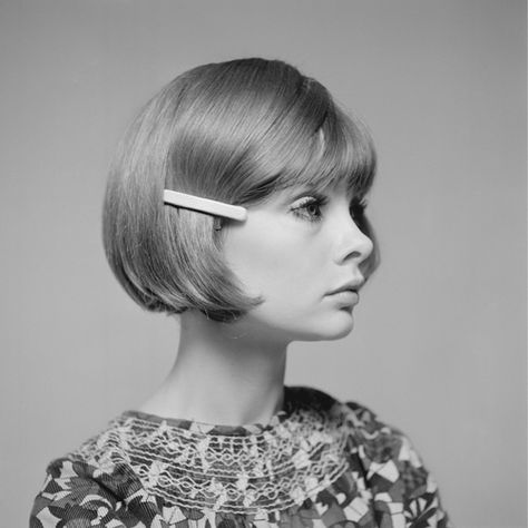 Pour Jean-Marc Maniatis, Jean Shrimpton, 1963 © Peter Knapp 60s Short Hair, Sixties Hair, Hair Poses, 4 Drawing, 60s Hair, Jean Shrimpton, Minimalist Hair, Sparkly Eyes, Jane Birkin