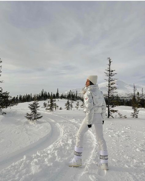 Rovaniemi Aesthetic, Moonboots White, White Moon Boots Outfit, Snowboard Steeze, White Ski Outfit, Girls Ski Trip, Ski Fits, Snow Fits, Ski Trip Outfit