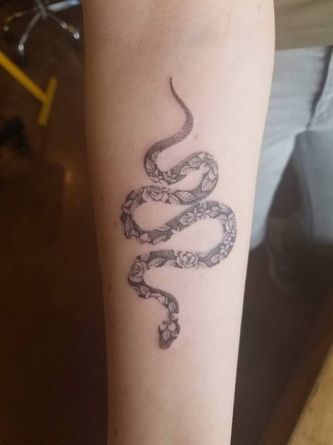 Imgur needs more tattoos! - Album on Imgur Small Snake Tattoo, Wörter Tattoos, Cobra Tattoo, Serpent Tattoo, Western Tattoos, Snake Tattoo Design, Handpoke Tattoo, Diy Tattoo, Snake Tattoo