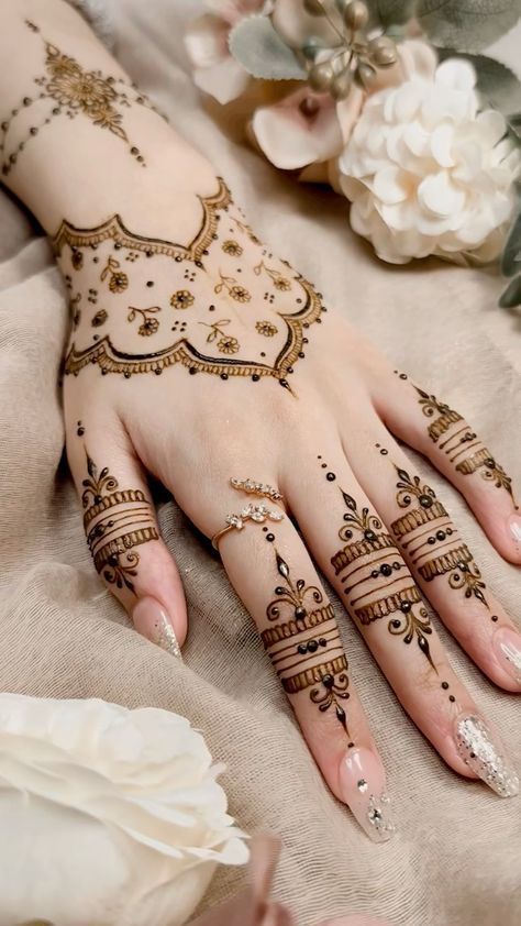 Modern Minimalist Mehndi Designs, Simple Stylish Mehndi Designs, Minimalist Mehendi Designs, Minimalist Mehndi, Minimalist Mehendi, Nikkah Makeup, Simple Henna Designs Hand, Modern Mehndi, Mehendi Art