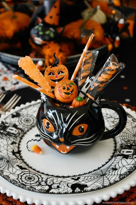 Spooky Cakes, Spooky Cake, Halloween Tablescape, Nostalgic Candy, Witch Diy, Halloween Tattoo, Spooktacular Halloween, Pumpkin Centerpieces, Halloween Table