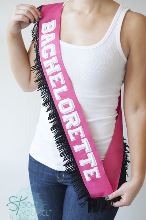 #DIYwedding ~ don't settle for the half-plastic bachelorette sashes that they sell in the store when you can easily make a cute one like this! Click through for all the instructions!!! #diy #bachelorette Diy Bachelorette, Bachelorette Party Unique, Bachelorette Party Veils, Bachelorette Diy, Miami Bachelorette Party, Bachelorette Party Sash, Bachelorette Sash, Birthday Sash, Bachelorette Party Supplies