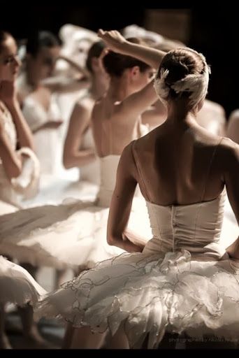 Ballerinas getting ready for the stage Isadora Duncan, Ballet Beauty, Ballet Inspiration, 얼굴 그리기, Dance Like No One Is Watching, Shall We Dance, Ballerina Girl, Paris Mode, Ballet Photography