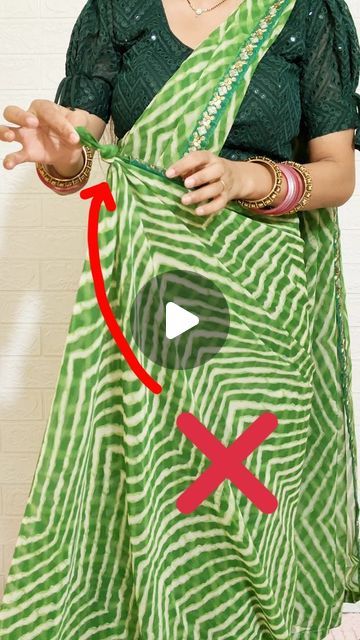 Tie Saree, Laheriya Sari Blouse Design, Leheriya Outfits, Lahriya Saree With Blouse, Saree Wrapping, Indo Western Saree Drape, Leheriya Dress, Leheriya Saree Styling, Leriya Saree