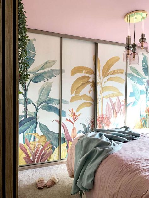 Tropical wardrobe Mural Black Fence Paint, Wine Bottle Fence, Pink And Teal Bedroom, Decor Home Bathroom, Wine Bottle Garden, Hotel Style Bedroom, Teal Bedroom, Shabby Chic Home Decor, Bedroom Reveal