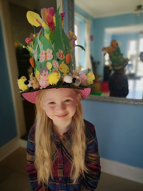 Easter Hat Parade, Theme Carnaval, Crazy Hat, Crazy Hat Day, Silly Hats, Easter Hats, Hat Day, Easy Easter Crafts, Easter Bonnet