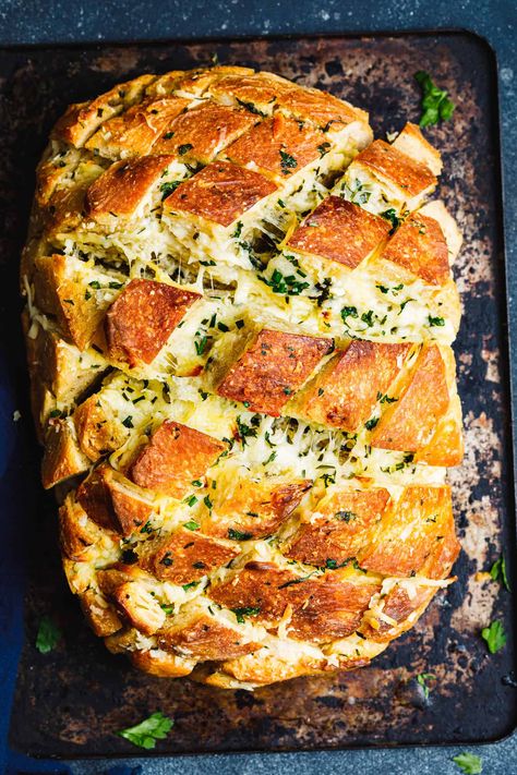 Cheesy Pull-Apart Garlic Bread Christmas Garlic Bread, Cozy Food Recipes, Autumn Dinner Recipes, Cozy Desserts, Kalejunkie Recipes, Hosting Food, Pull Apart Garlic Bread, Turkey Rub, Cheesy Pull Apart Bread