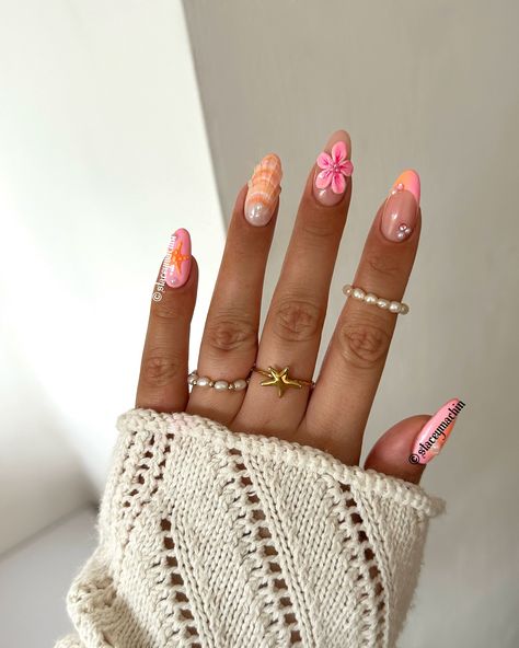 Hibiscus nails 🌺 Nail Ideas Hawaii, Aura Nails With Hibiscus Flowers, Hawaii Nails Ideas Hawaiian Flowers, Nails For Hawaii, Hawaii Nails Ideas, Bahama Nails, Bahamas Nails, Hibiscus Flower Nails, Mexico Nails