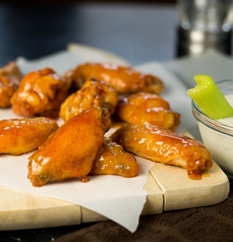 How to make crispy baked chicken wings Pizza Hut Wing Sauce Recipe, Crispy Baked Chicken Wings Recipe, Hot Wing Recipe, Crispy Baked Chicken Wings, Wing Sauce Recipes, Wings Recipe Buffalo, Crispy Baked Chicken, Wings Recipe, Baked Chicken Wings