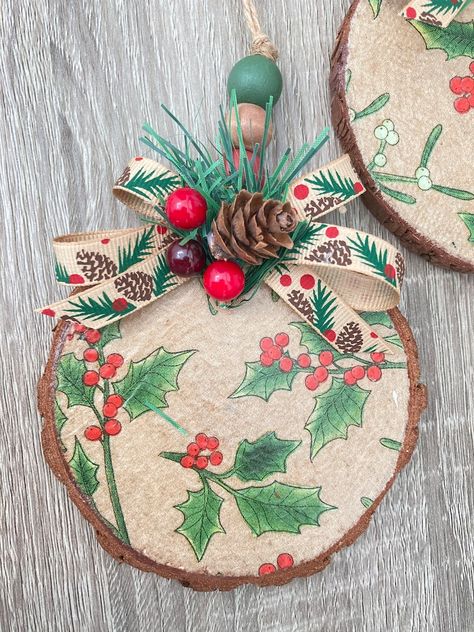 Wood Slab Christmas Ornaments, Rudolf Wood Slice Ornament, Gingerbread Wood Slice Ornament, Wood Slice Art Christmas Green, Wood Slice Snowflake Ornament, Rustic Christmas Ornaments, Rustic Ornaments, Wood Logs, Christmas Ornament Sets