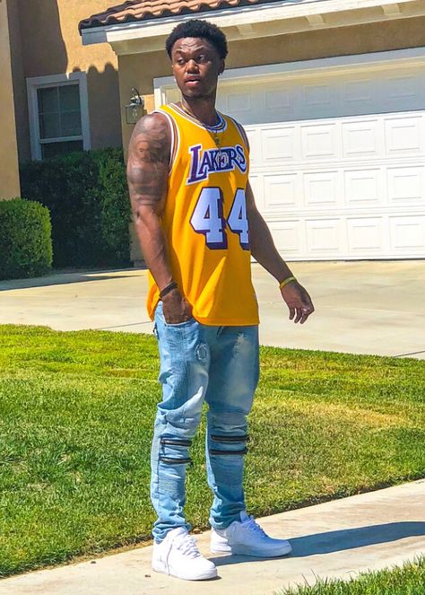 Laker Jersey Outfit Men, Nba Jersey Outfit, Lakers Outfit, Looks Hip Hop, Black Men Fashion Urban, Black Suit Men, Nba Outfit, Urban Style Outfits, Black Men Fashion Swag