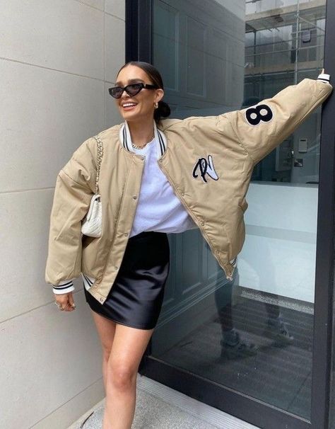 Sporty Jacket Outfit, Prom Jacket, Daily Fashion Inspiration, Street Style Parisian, Winter Fashion Outfits Casual, Beige Outfit, Estilo Preppy, Fashionista Clothes, Cute Comfy Outfits