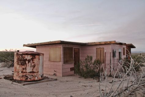 A Couple Buy a Collapsing Cabin For $7K in Joshua Tree and Revamp it Into a Desert Oasis - Photo 2 of 15 - Here is a look at the condition of the derelict home when the Smirkes purchased it in 2015. Fixer Upper House, Desert Living, Desert Dream, Desert Life, Desert Oasis, Desert Homes, Luz Natural, Humble Abode, Desert Landscaping