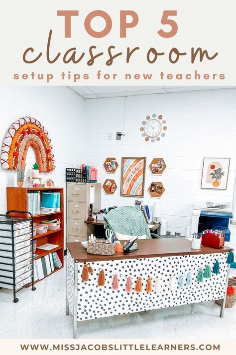 Desk Setup In Classroom, Tutoring Classroom Setup, Non Traditional Classroom Setup, Teacher Area Setup, Iss Classroom Setup, Cute Teacher Desk Decor, Elar Classroom Setup, Classroom Setup Checklist, How To Set Up A Classroom