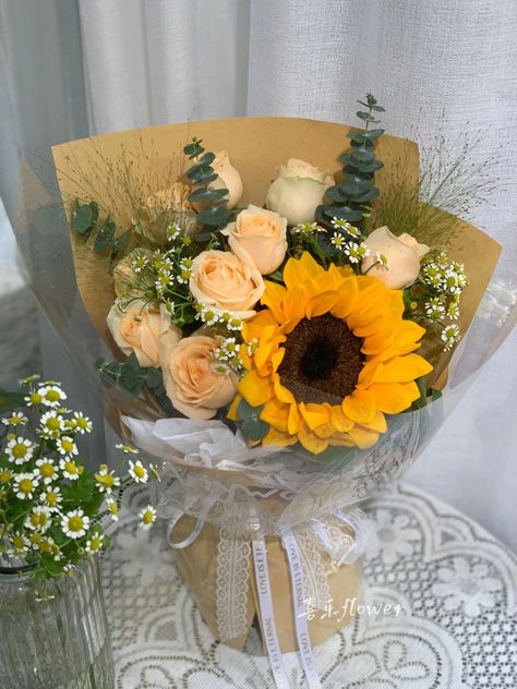 Sunflower Mixed Bouquet, Grad Flowers, Birthday Flowers Arrangements, Daffodil Bouquet, Graduation Bouquet, Flower Bouquet Diy, Bouquet Design, Diy Bouquet, Birthday Flowers