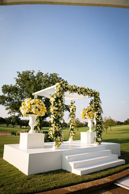 Ceremony Platform, Chuppah Ideas, Ceremony Altar, Wedding Platform, Summer Wedding Ceremony, Altar Flowers, Red Bouquet Wedding, Aisle Flowers, Dream Wedding Decorations