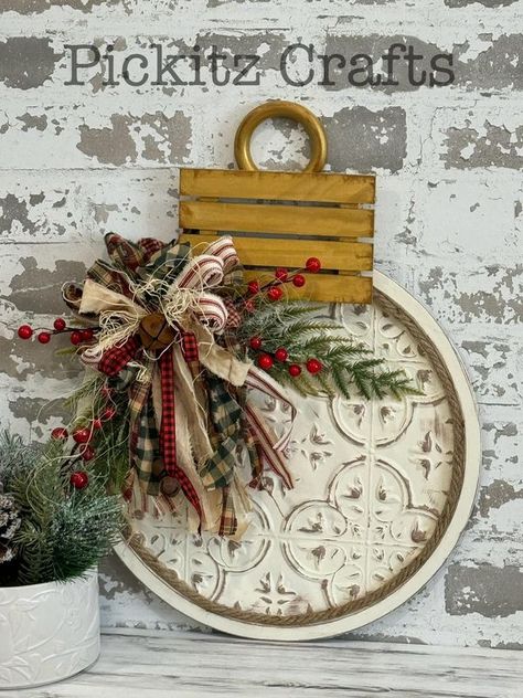 Fair Crafts, Christmas Pizza, Christmas Door Hangings, Christmas Wooden Signs, Door Hangings, Door Signs Diy, Pallet Christmas, Signs Diy, Winter Door