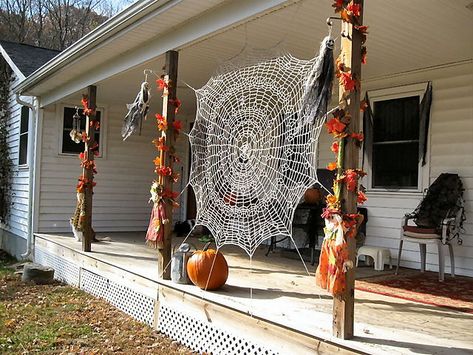 Halloween Spider Web Free Pattern by Deb Richeyphoto cr: snipchick @ravelry Crochet Halloween, Hallowen Costume, Web Patterns, Halloween Crochet Patterns, Deco Originale, Spider Webs, Halloween Spider Web, Holiday Crochet, Macrame Ideas