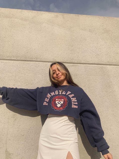 Crewneck With Skirt Outfit, Crewneck With Skirt, Navy Crewneck Outfit, Cropped Crewneck Outfit, White Crewneck Outfit, Crewneck Diy, Ootd Crewneck, Sweatshirt With Skirt, Cropped Sweatshirt Outfit