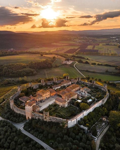 Indiana Travel, Castle Mansion, European Castles, Tuscany Italy, Italy Travel, Beautiful Destinations, Beautiful World, Tuscany, Places To See