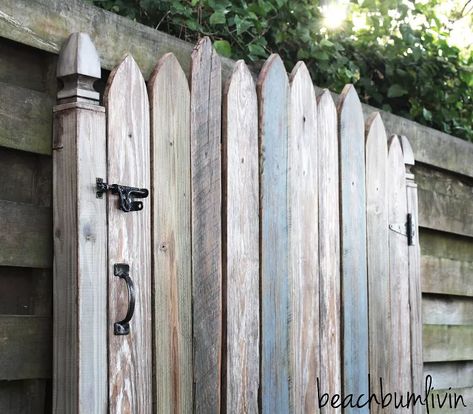 Picket Fence Headboard, Fence Headboard, Pallet Woodworking, Wood Headboards, Small Water Fountain, Reclaimed Wood Headboard, Headboard Ideas, Rustic Headboard, Old Barn Wood