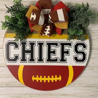 ChickadeeDoorDecor - Etsy Chiefs Door Hanger, Kansas City Chiefs Craft, Chiefs Crafts, Kc Cheifs, Front Door Wood, Door Rounds, Fundraising Crafts, Team Decor, Football Door Hangers