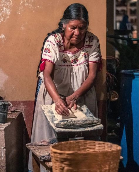 Mexican American Culture, Grandma Aesthetic, Mexican Artwork, Puerto Rico Art, Mexican Culture Art, Mexican Fashion, Mexican Heritage, Mexico Culture, Painting Competition