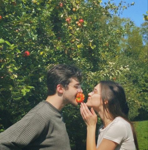 Romantic couple eating an apple Apple Picking Aesthetic Couple, Fall Aesthetic Cute, Tarah Dewitt, Aesthetic Cute Couple, Sam Thompson, Funny Feeling, Funny Feelings, Ginger Girls, Lily Evans